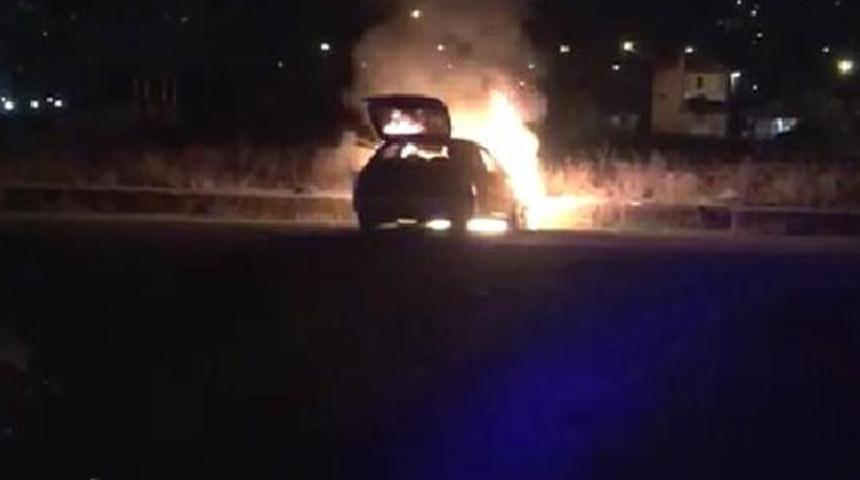 'Dur' ihtarına uymayan s&uuml;r&uuml;c&uuml; kaza yaptı, otomobil alev aldı