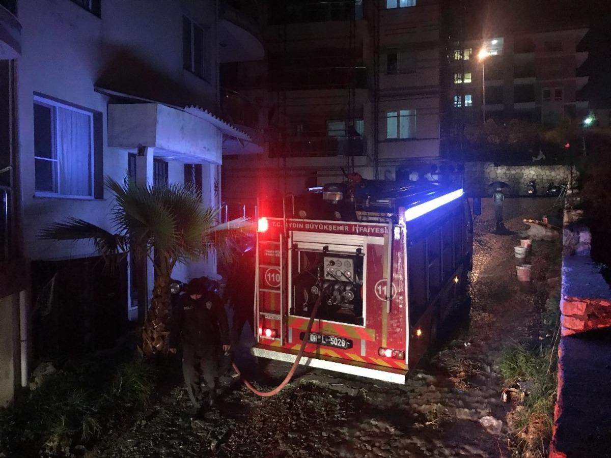 Yıldırım d&uuml;şen evde yangın &ccedil;ıktı
