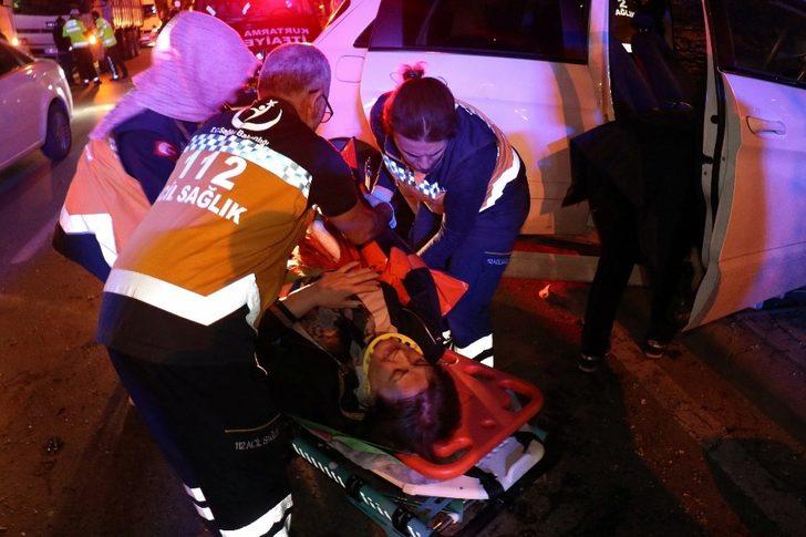 Sakarya'da feci kaza! Olay yerine gelen yakınları sinirden aracı tekmeledi G1