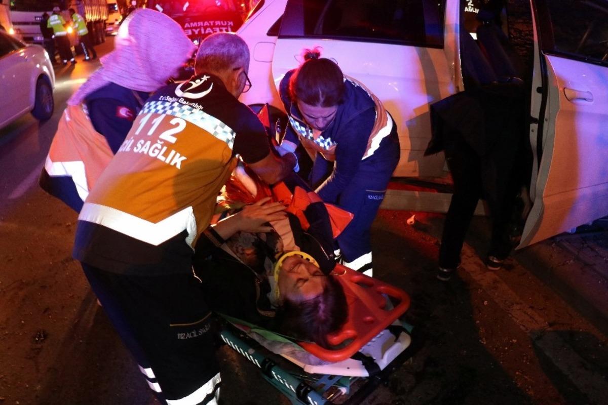 Sakarya'da feci kaza! Olay yerine gelen yakınları sinirden aracı tekmeledi