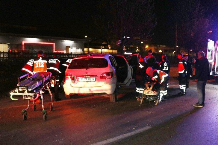 Sakarya'da feci kaza! Olay yerine gelen yakınları sinirden aracı tekmeledi G2