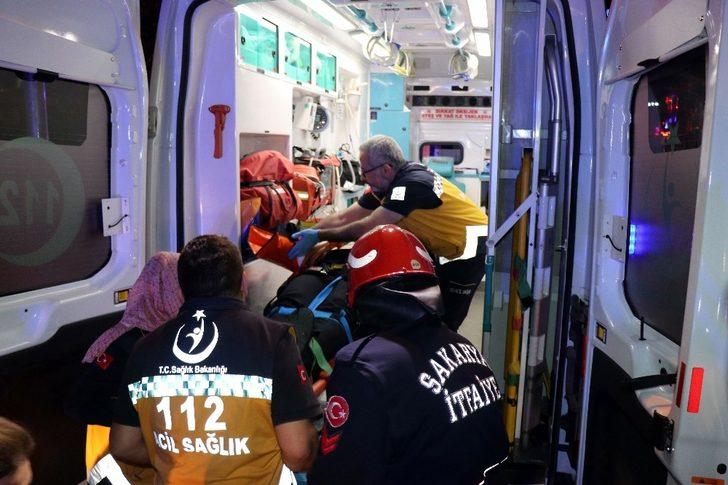 Sakarya'da feci kaza! Olay yerine gelen yakınları sinirden aracı tekmeledi G3