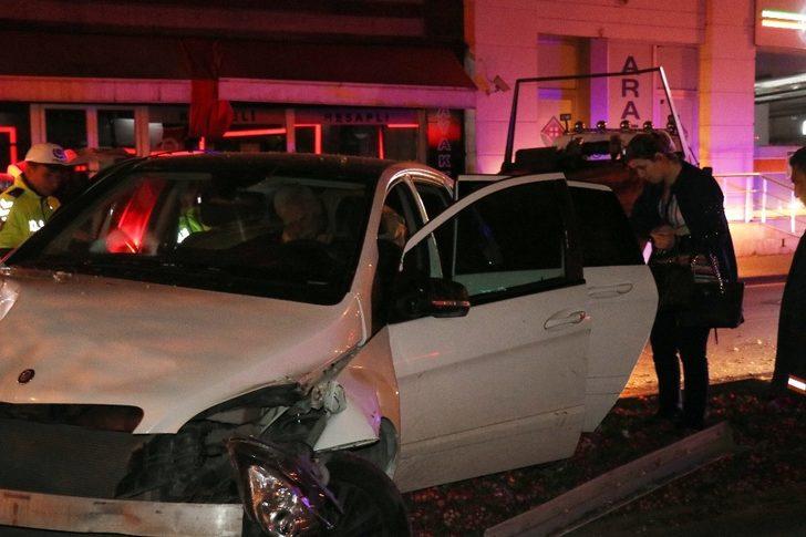 Sakarya'da feci kaza! Olay yerine gelen yakınları sinirden aracı tekmeledi G4