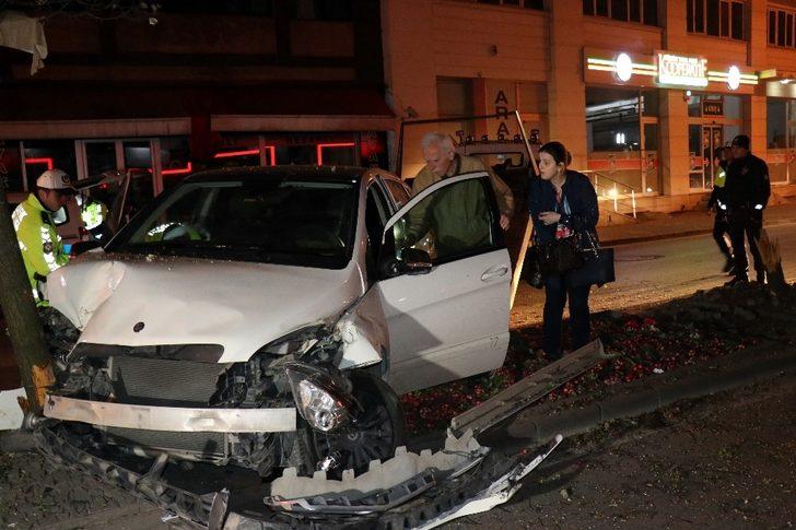 Sakarya'da feci kaza! Olay yerine gelen yakınları sinirden aracı tekmeledi G5