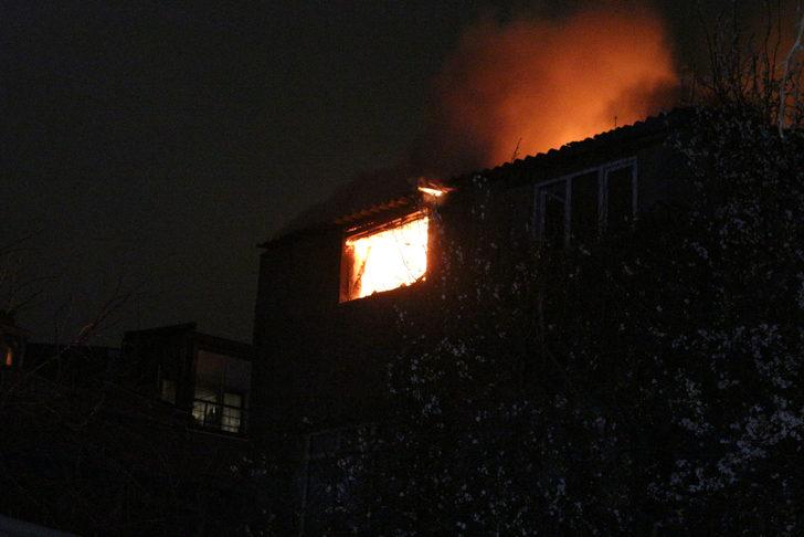 Beyoğlu'nda korkutan yangın! Bir ay önce boşaltılmıştı küle döndü G3