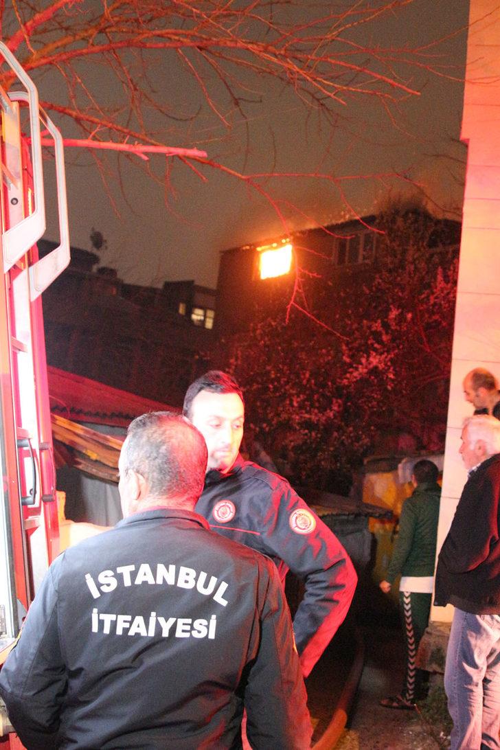 Beyoğlu'nda korkutan yangın! Bir ay önce boşaltılmıştı küle döndü G4