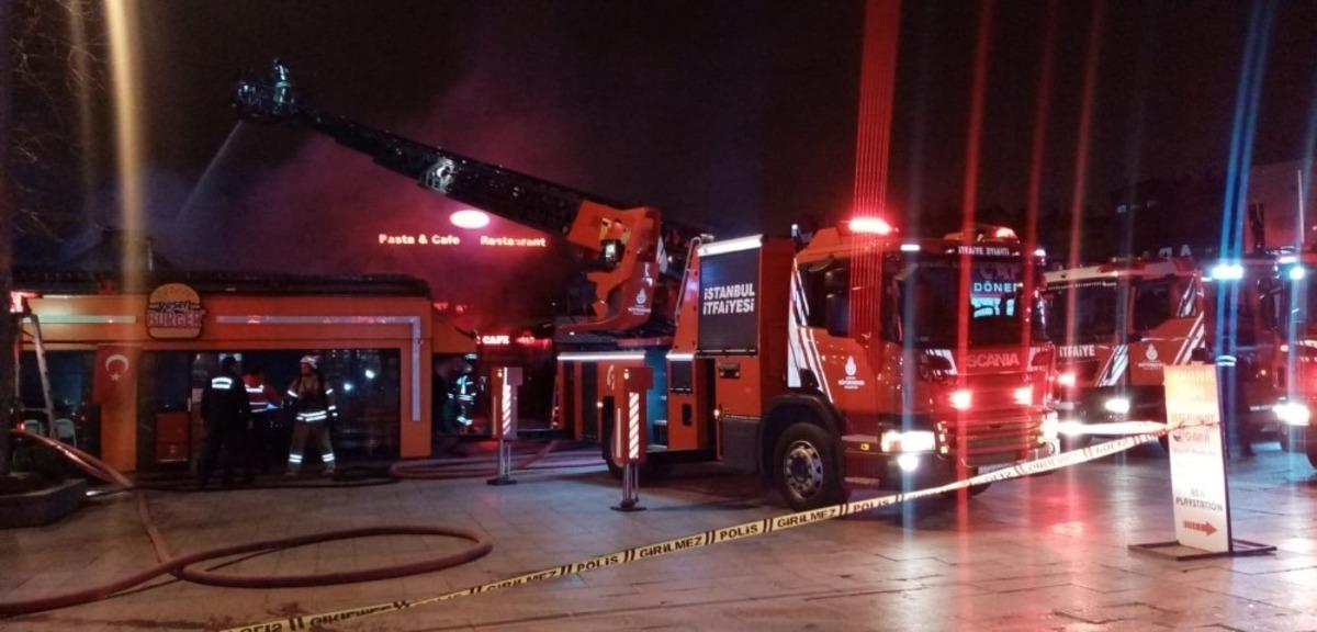 Tarihi Ey&uuml;p Meydanı'ndaki kafede &ccedil;ıkan yangın paniğe sebep oldu