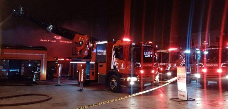 Tarihi Eyüp Meydanı'ndaki kafede çıkan yangın paniğe sebep oldu G3