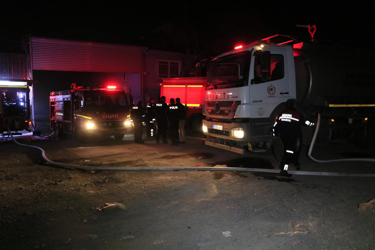 Gerid&ouml;n&uuml;ş&uuml;m fabrikasında yangın! 1 itfaiye eri yaralandı