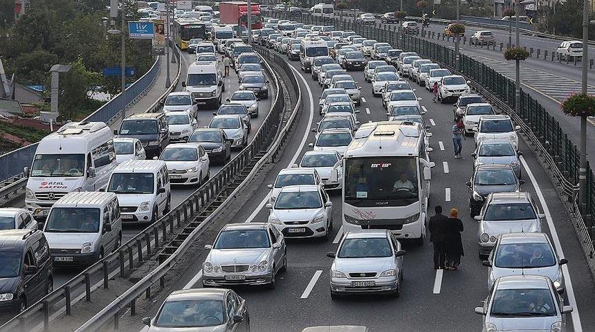 İstanbul'da yağış nedeniyle trafik yoğunluğu oluştu