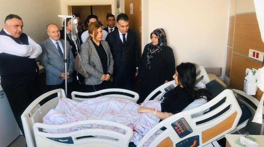 Vali &Ccedil;ağatay ve eşinden yaralı &ouml;ğretmene ziyaret
