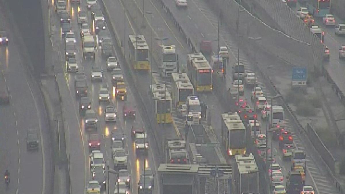 Hali&ccedil; K&ouml;pr&uuml;s&uuml;'nde metrob&uuml;s kazası