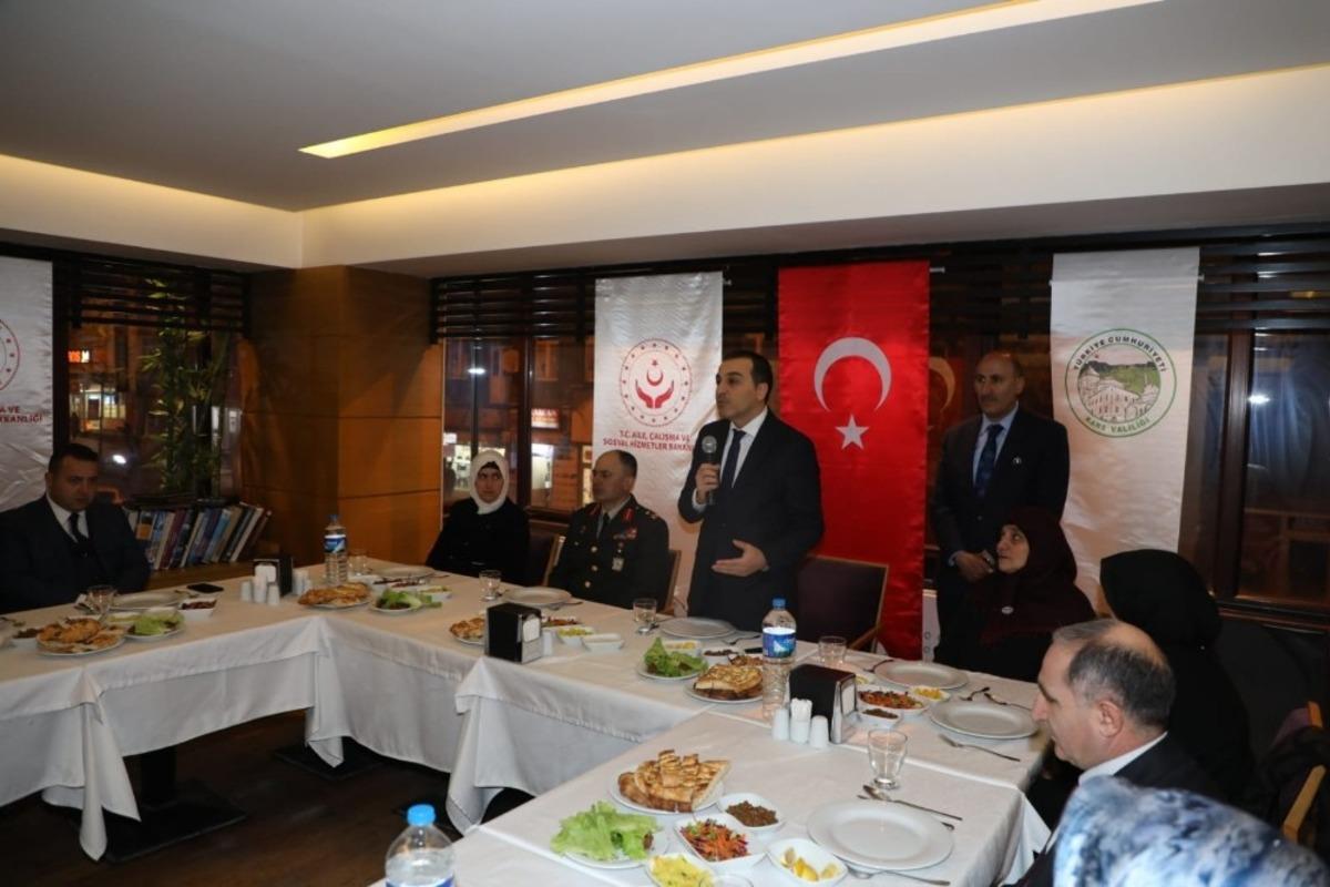 Kars Valisi T&uuml;rker &Ouml;ks&uuml;z, şehit yakınlarıyla bir araya geldi