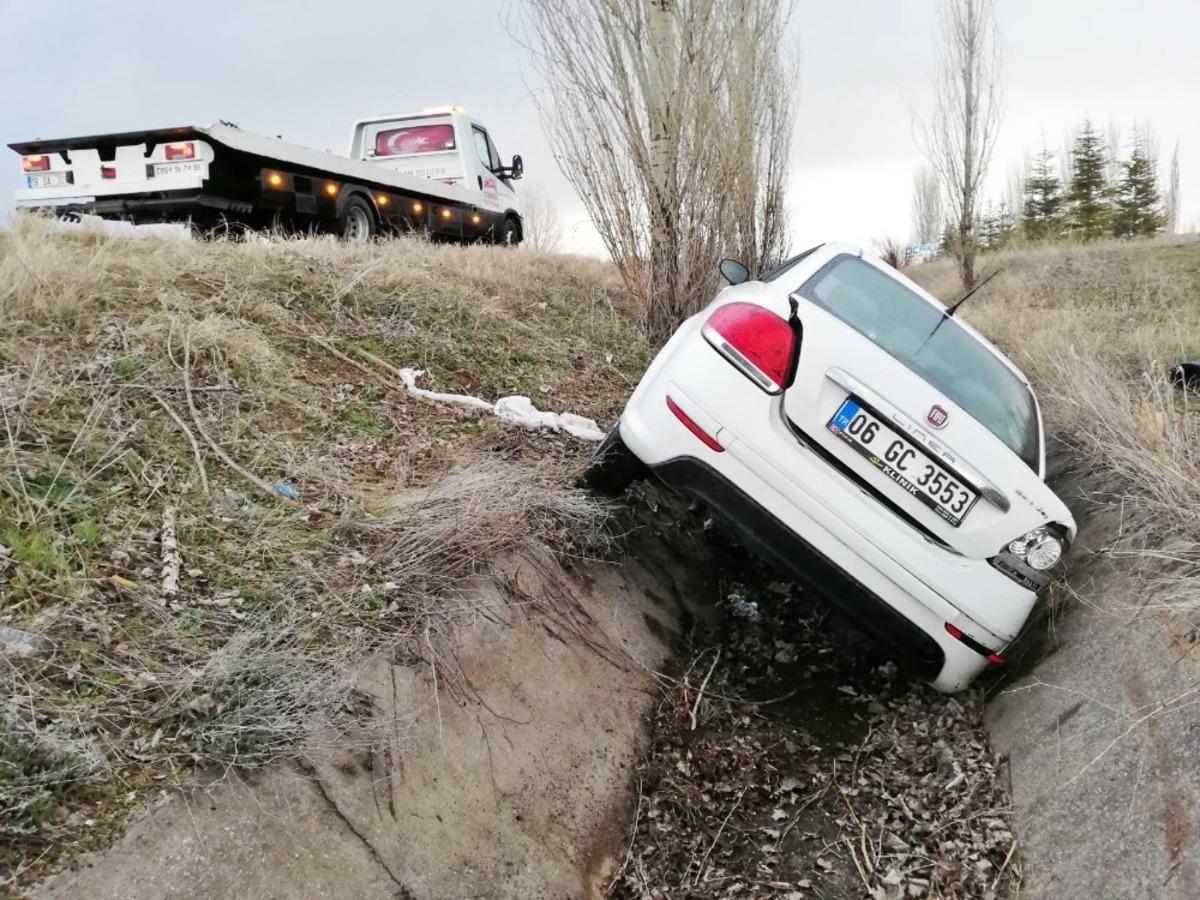 Ağaca &ccedil;arpan otomobil su kanalına u&ccedil;tu: 1&rsquo;i ağır, 2 yaralı