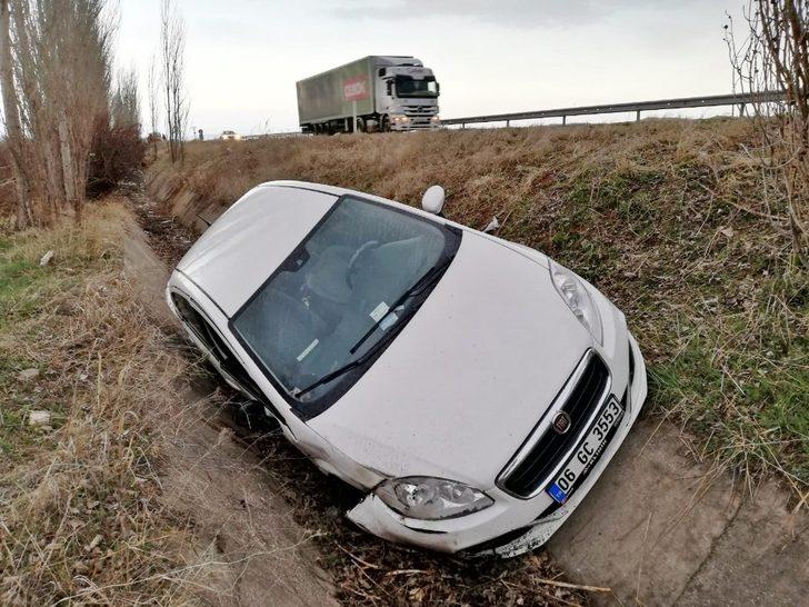 Ağaca çarpan otomobil su kanalına uçtu: 1’i ağır, 2 yaralı G3