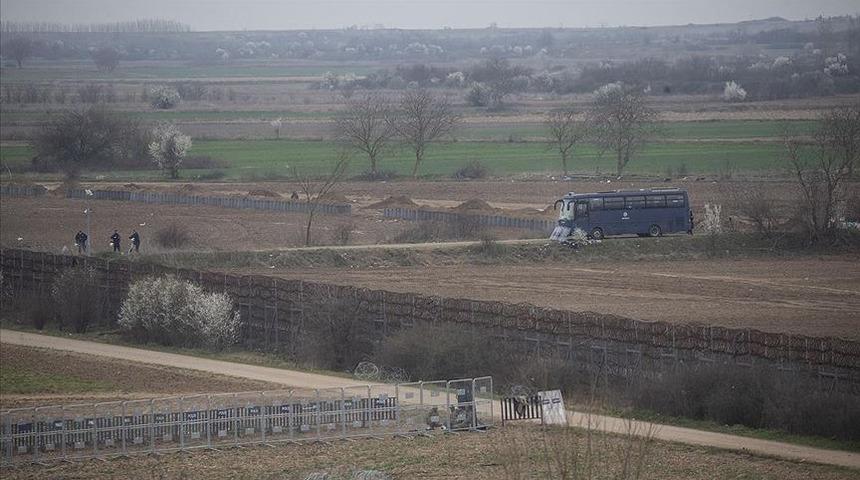 Yunanistan hudut birlikleri sınır hattına 'siper' kazıyor