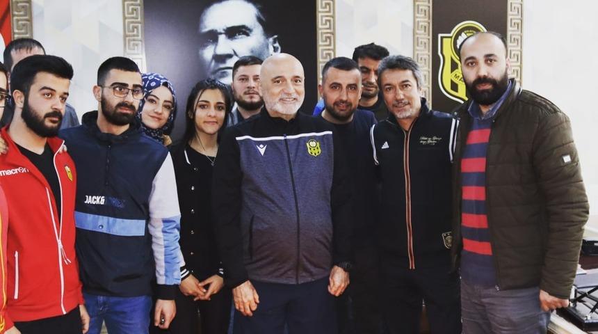 Taraftarlardan Hikmet Karaman&rsquo;a s&uuml;rpriz