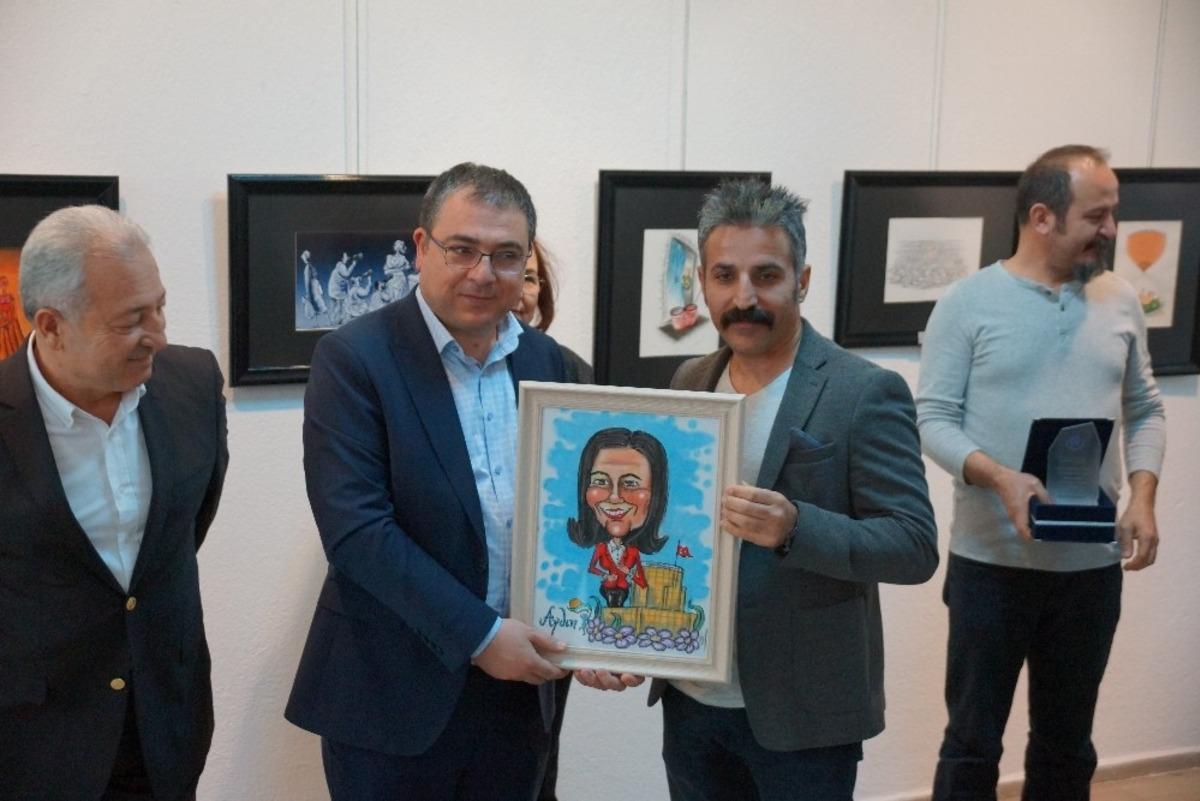 Karikat&uuml;r yarışmasında dereceye giren eserler sergilendi