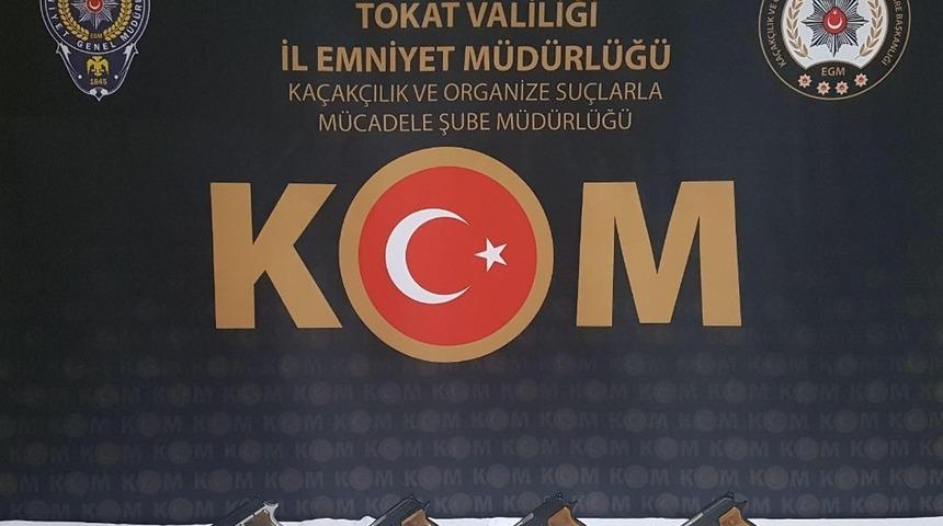 Aracında 4 adet ruhsatsız tabanca ele geçirildi
