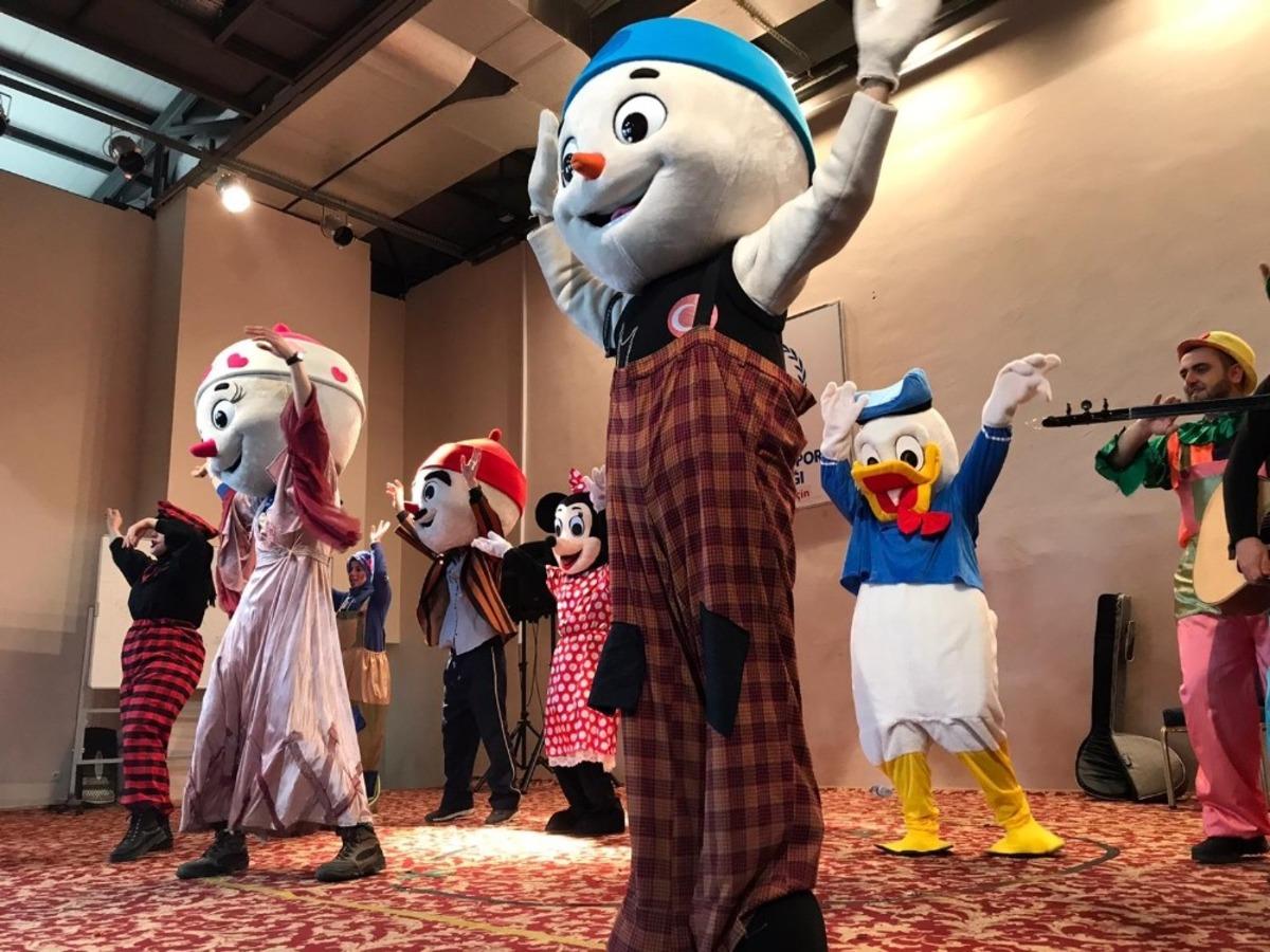 &lsquo;G&uuml;l&uuml;mseyin Geliyoruz&rsquo; projesi depremzede &ccedil;ocukları g&uuml;l&uuml;msetti