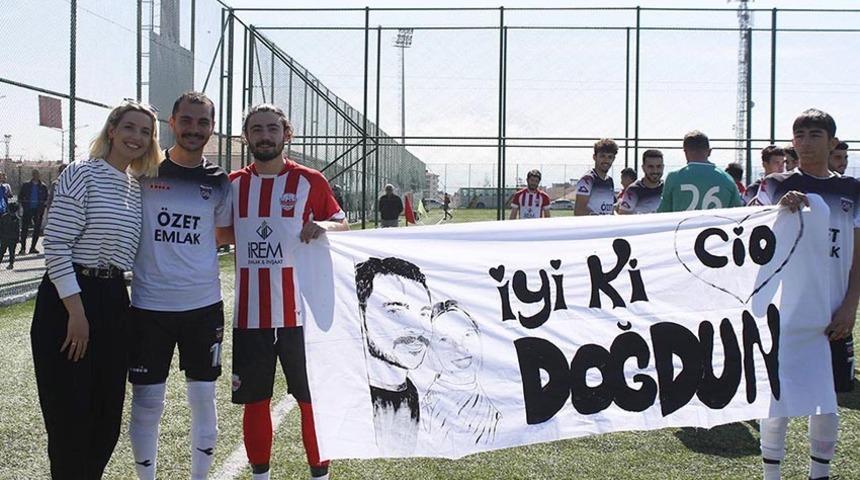 Maç öncesi, futbol sahasında pastalı pankartlı doğum günü kutlaması