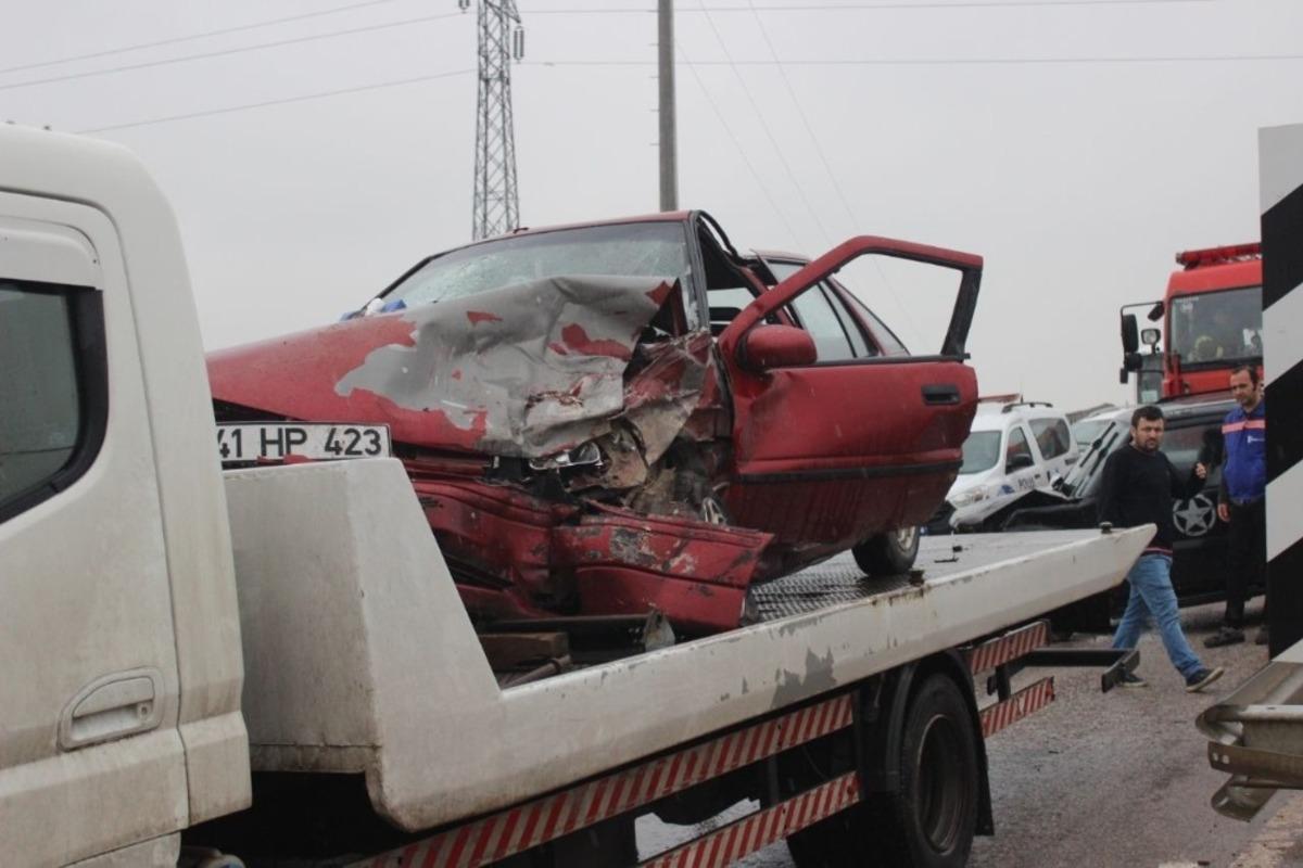 İki otomobil kafa kafaya &ccedil;arpıştı: 3 yaralı