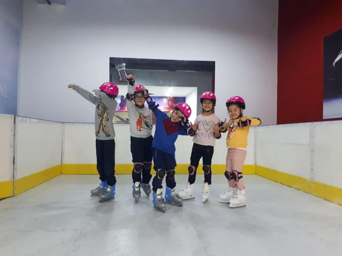 Manisa&rsquo;nın tek buz pateni pistinin keyfini yaşıyorlar