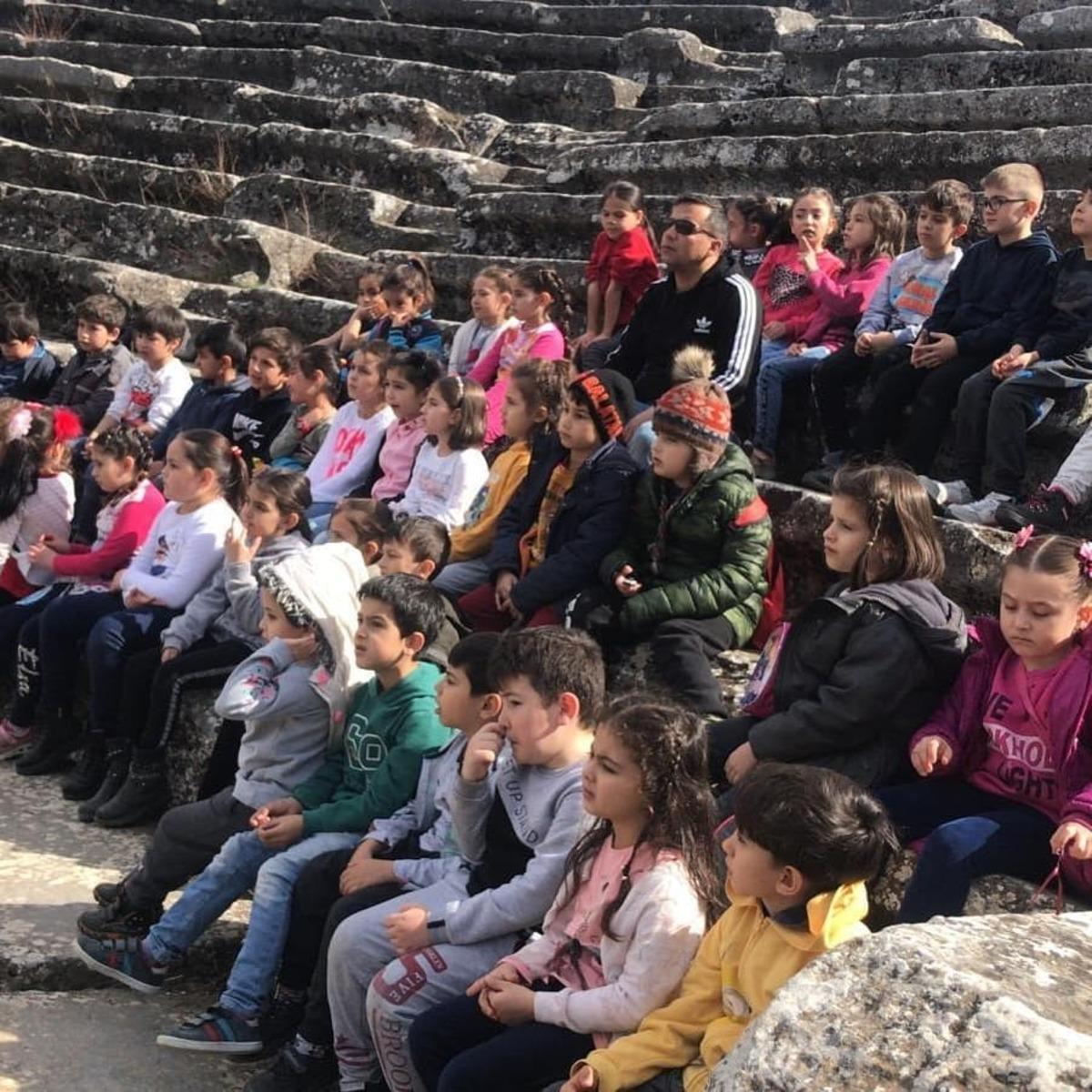 Kitap okuyan &ouml;ğrencilere gezi &ouml;d&uuml;l&uuml;