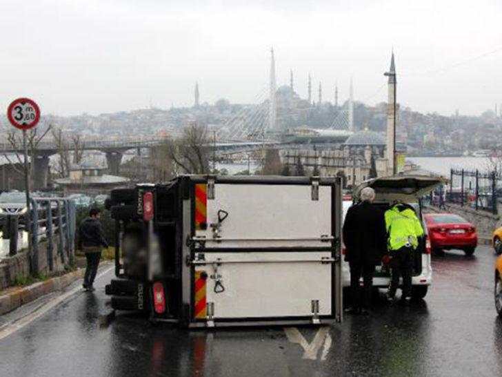 İstanbul'da trafiği kilitleyen kaza! Yol trafiğe kapandı G1