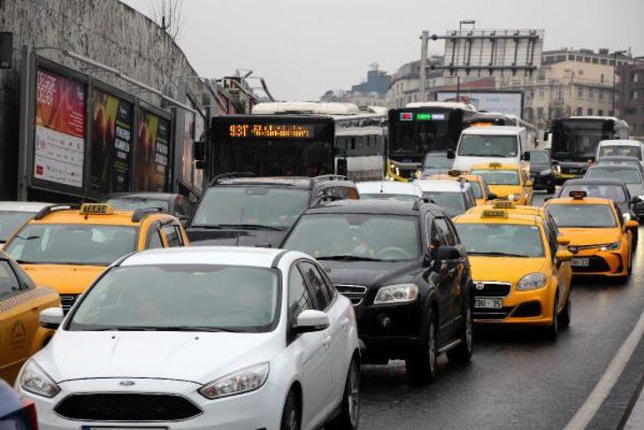 İstanbul'da trafiği kilitleyen kaza! Yol trafiğe kapandı G4