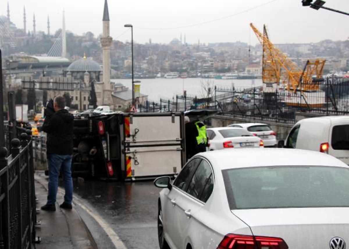 İstanbul'da trafiği kilitleyen kaza! Yol trafiğe kapandı