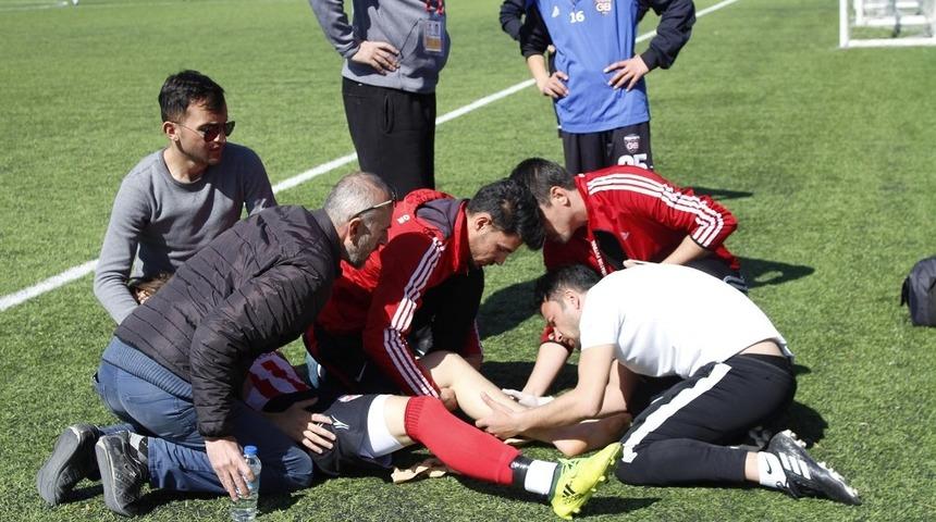 Ayağı kırılan futbolcu, sedye olmadığı için kucakta taşındı
