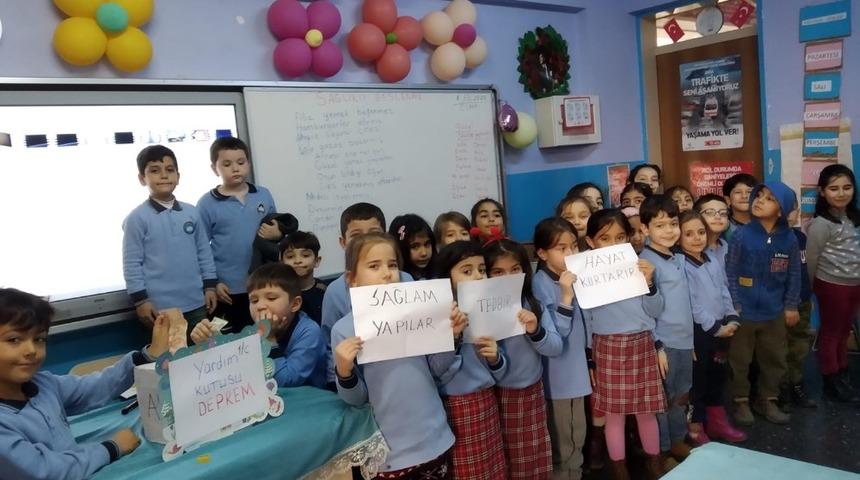 Aydınlı minikler, har&ccedil;lıklarını depremzedeler i&ccedil;in biriktirdi