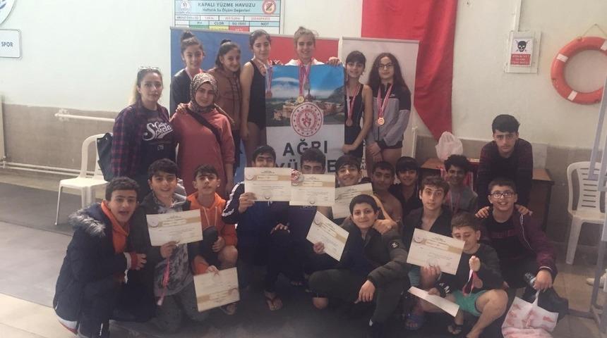 Ağrı Kız-Erkek y&uuml;zme takımlarından 55 madalya