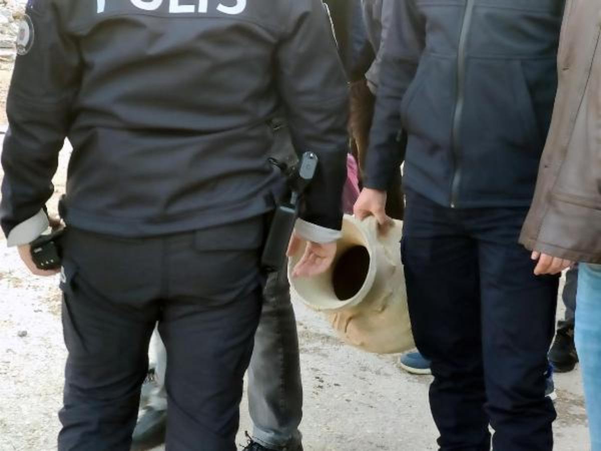 Cami yıkımında 'hazine bulundu' s&ouml;ylentisi! Akın ettiler