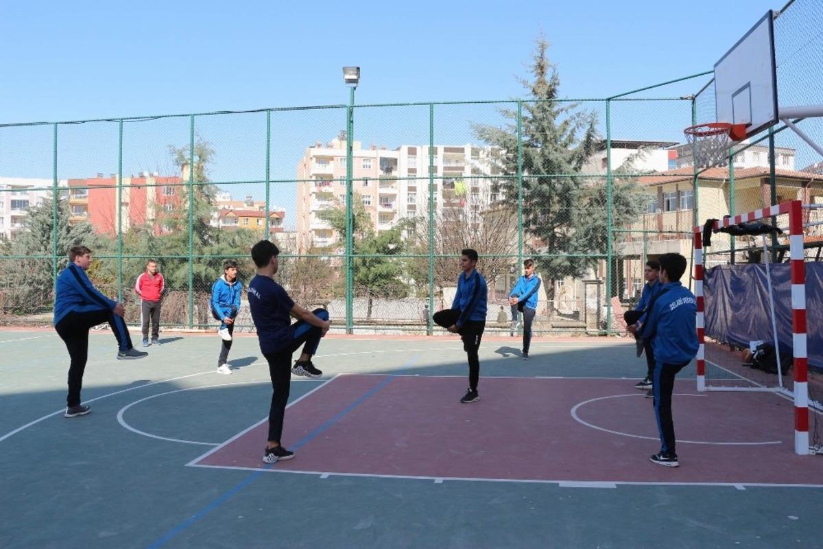 Siirtli sporcular futsalda b&ouml;lge şampiyonu oldu