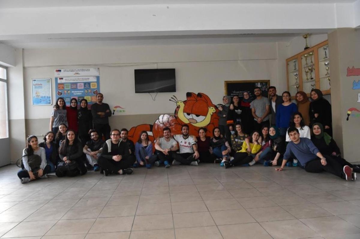 Avcılar Belediyesi &ccedil;izgi film d&uuml;nyasını okul duvarlarına taşıdı