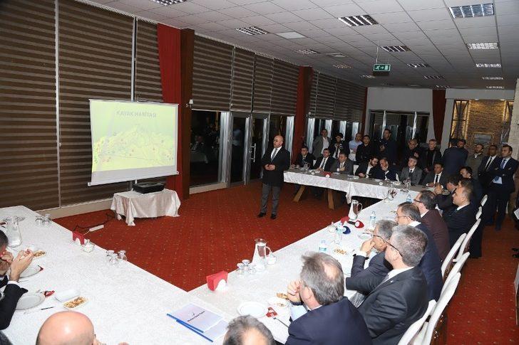 Bakan Kasapoğlu’na Zirvede Brifing G2