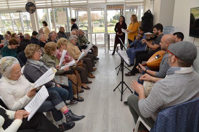 Mersin’deki emeklilerden Türk Sanat Müziği Kursuna büyük ilgi