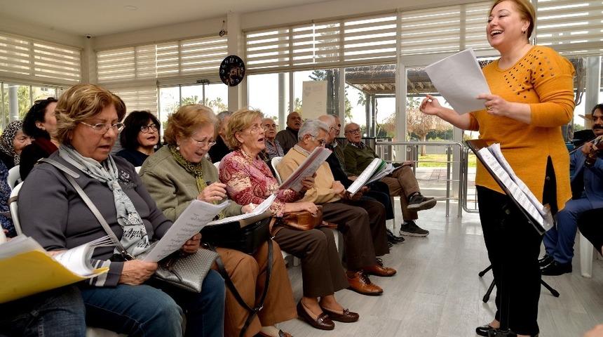 Mersin&rsquo;deki emeklilerden T&uuml;rk Sanat M&uuml;ziği Kursuna b&uuml;y&uuml;k ilgi