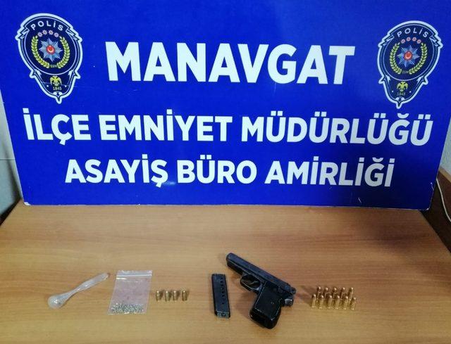 Manavgat’ta ruhsatsız tabanca ve uyuşturucu ele geçirildi