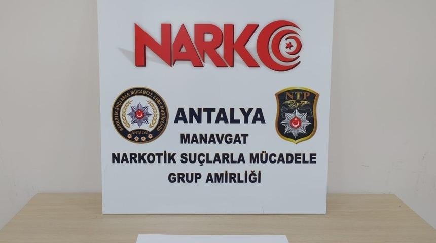 Manavgat&rsquo;ta ruhsatsız tabanca ve uyuşturucu ele ge&ccedil;irildi