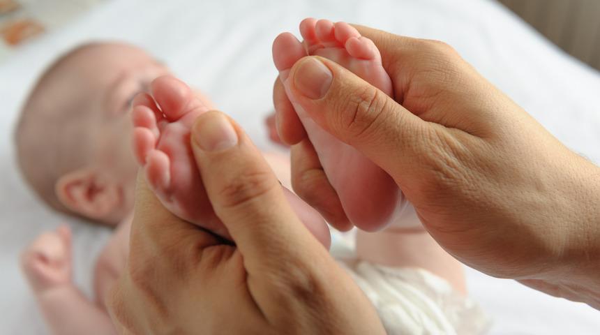 Bebeklerdeki kasık şişkinliği fıtık belirtisi olabilir!