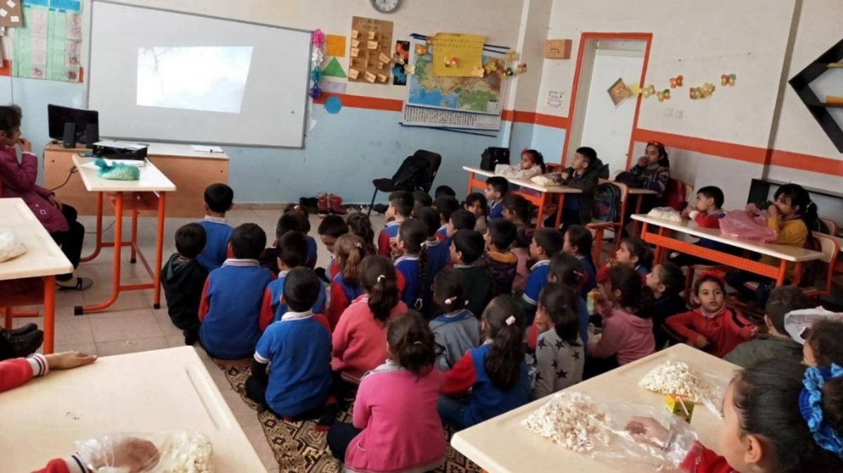 Sınır okulundaki &ouml;ğrencilerden k&uuml;&ccedil;&uuml;k imkanlarla duygu dolu etkinlik