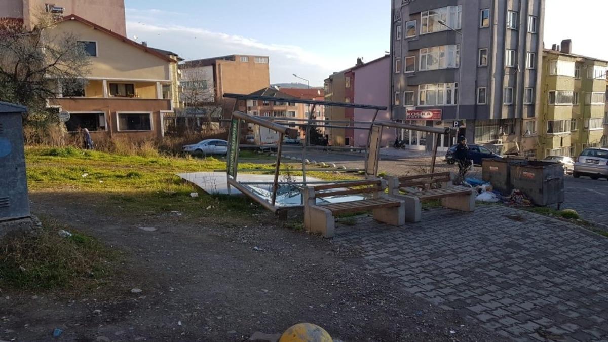 Fırtına otob&uuml;s durağını devirdi