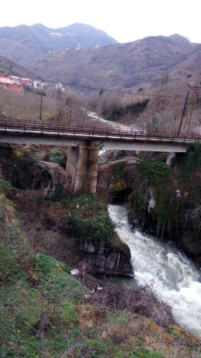 Çanakçı ilçesindeki tarihi çift kemerli köprü gün yüzüne çıkacağı günü bekliyor