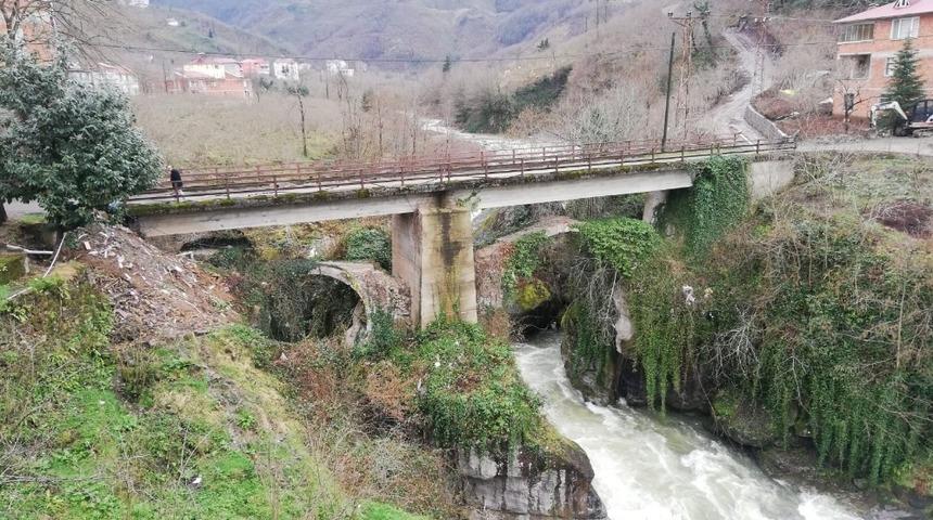 &Ccedil;anak&ccedil;ı il&ccedil;esindeki tarihi &ccedil;ift kemerli k&ouml;pr&uuml; g&uuml;n y&uuml;z&uuml;ne &ccedil;ıkacağı g&uuml;n&uuml; bekliyor