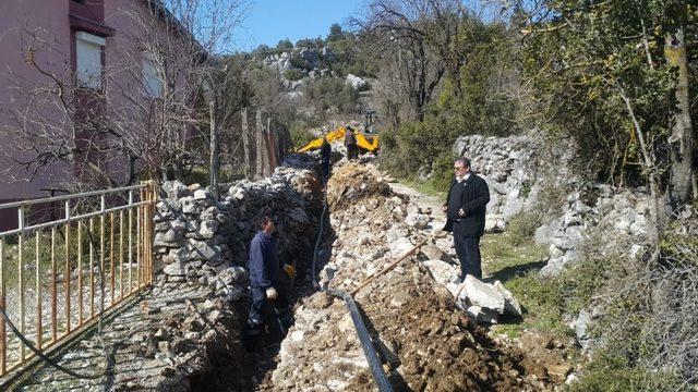 Akseki Mahmutlar’da 30 yıllık su boruları yenilendi