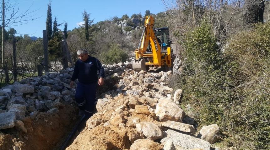 Akseki Mahmutlar&rsquo;da 30 yıllık su boruları yenilendi