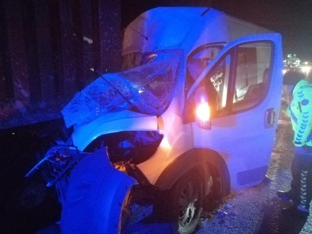 Seyir halindeki kamyonet kamyona arkadan &ccedil;arptı; 1 kişi yaralandı